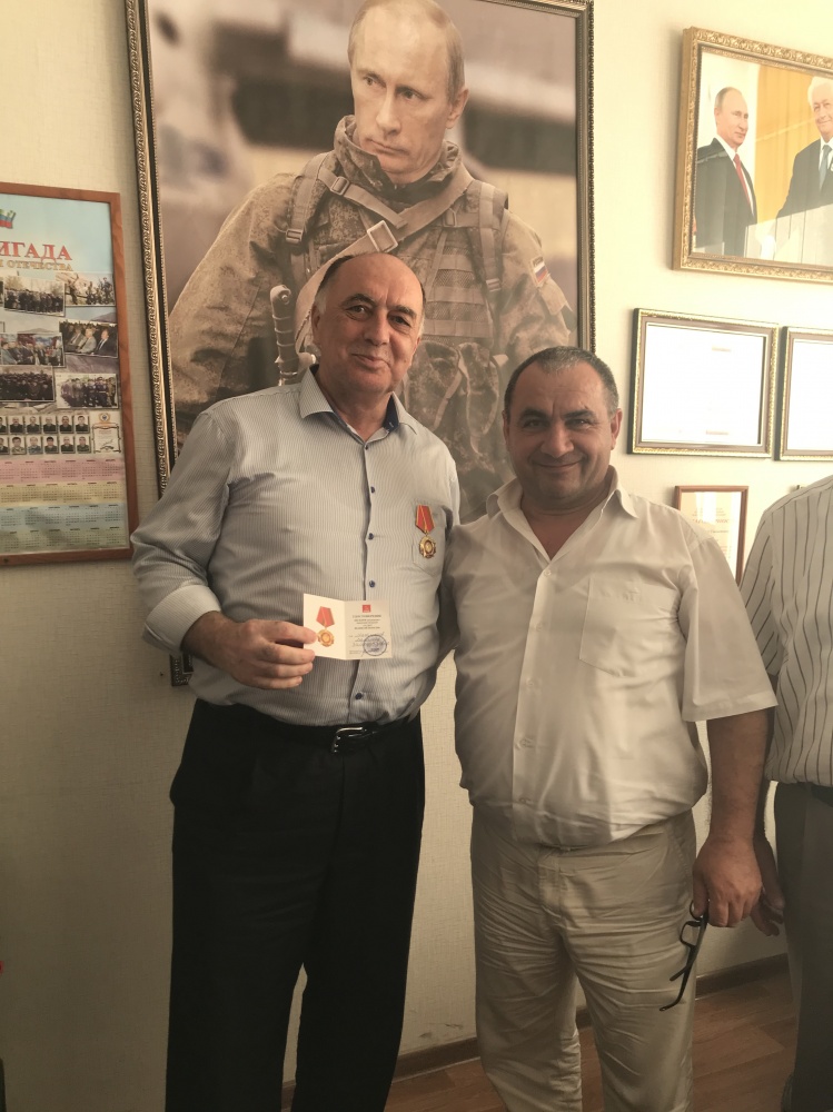 Награждение памятной медалью