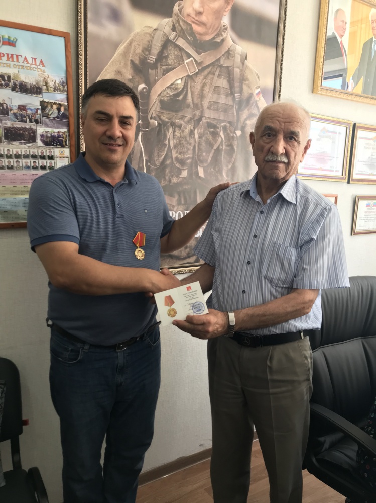 Награждение памятной медалью