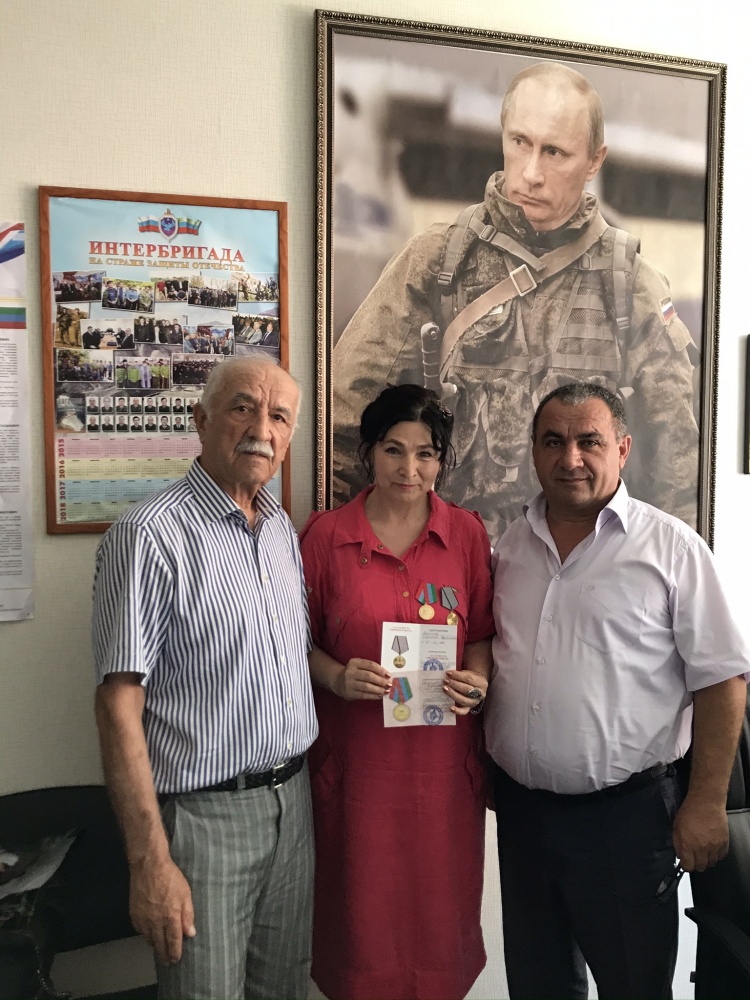 Награждается Гаджиева Сарижат