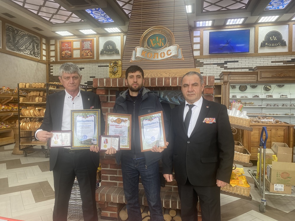 Стараются для своих